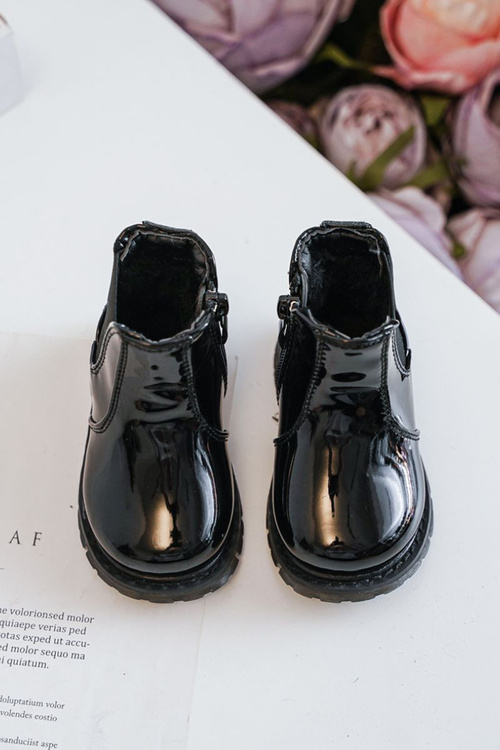 Čierne izolované čižmy maľované detskými maľovanými