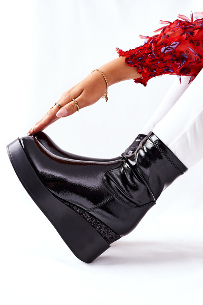 Dámské Boty Na Klínu Lakované černé Therapie