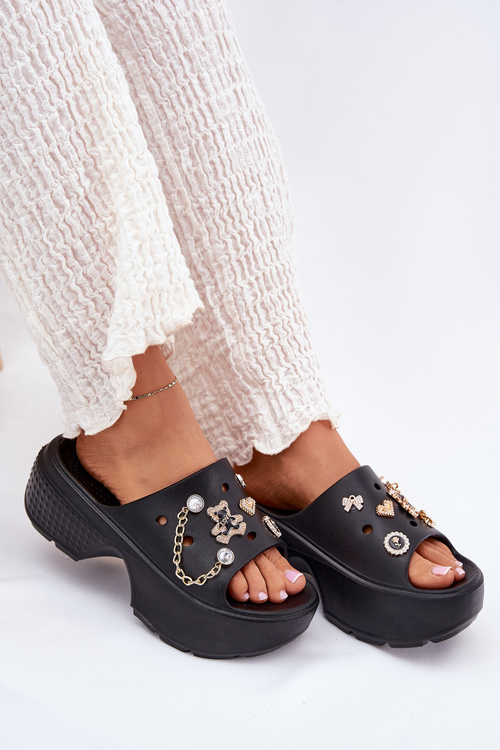 Pěnové dámske papuče na masívnej platforme so zlatými ozdobami čierne Ivoriel