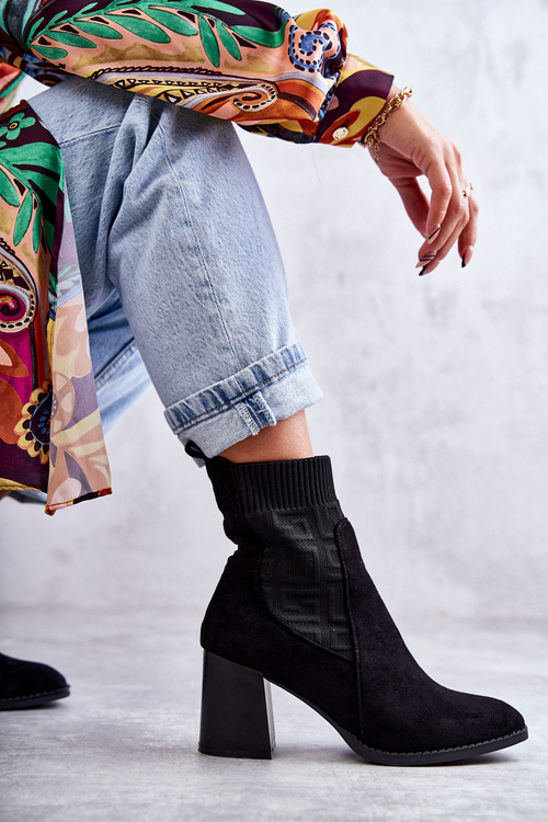 Dámske semišové topánky s čiernymi ponožkami