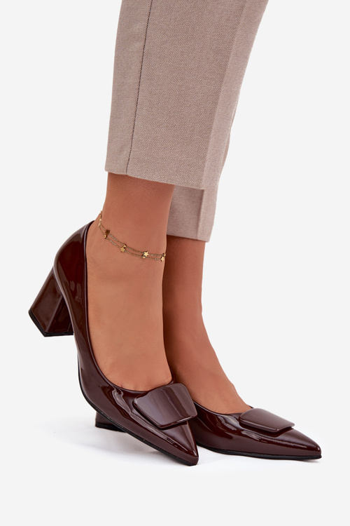 Lakované lodičky na podpatku s ozdobou čokoládové Isoline