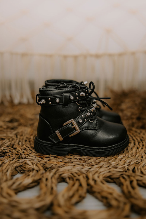 Detské topánky izolované čiernou flosse