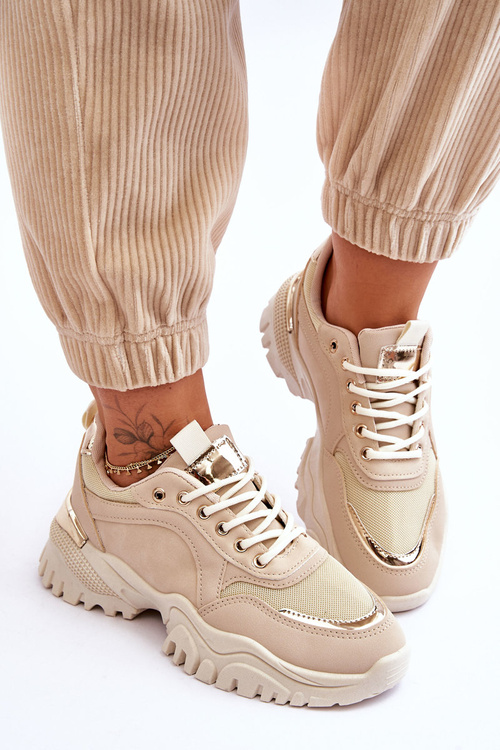 Klasické športové topánky na béžovej platforme to potrebujú