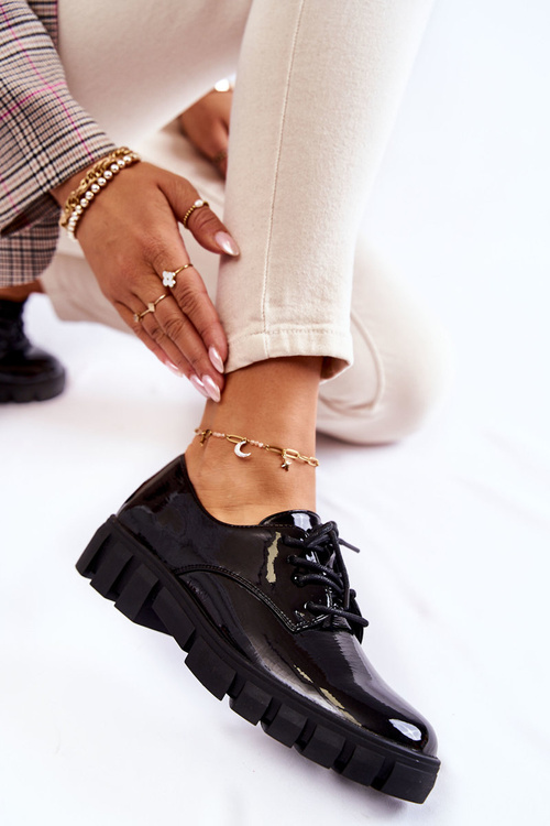 Módny lakovaný zviazaný čierny guvenda