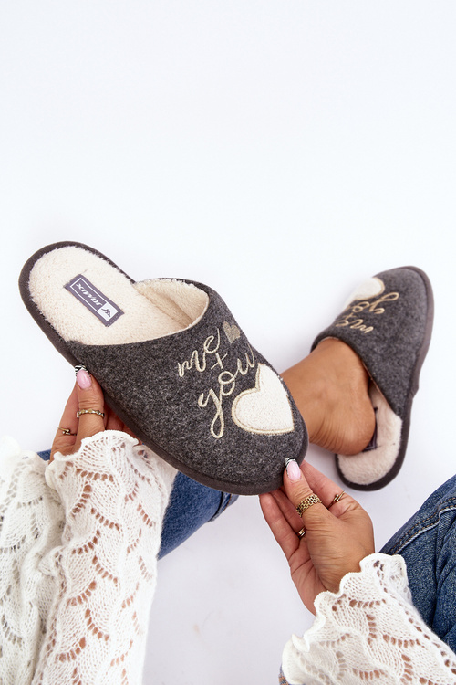 Dámske klasické papuče, izolovaná šedá mabira