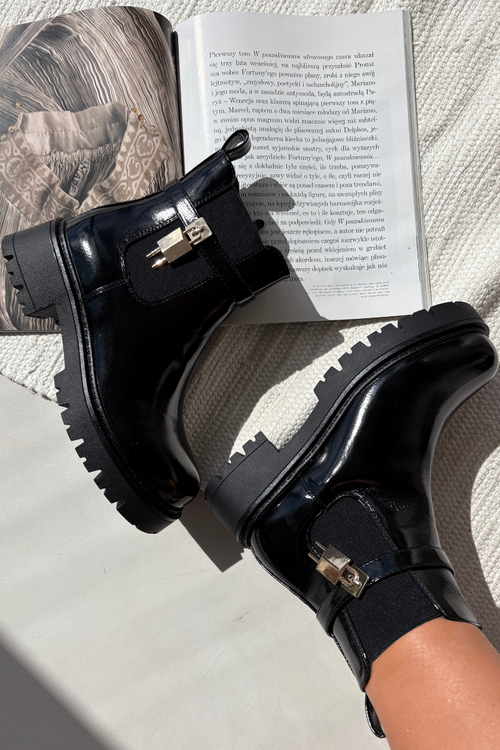 Lakované kotníkové boty s vyhříváním se zlatým detailem černé Talyra