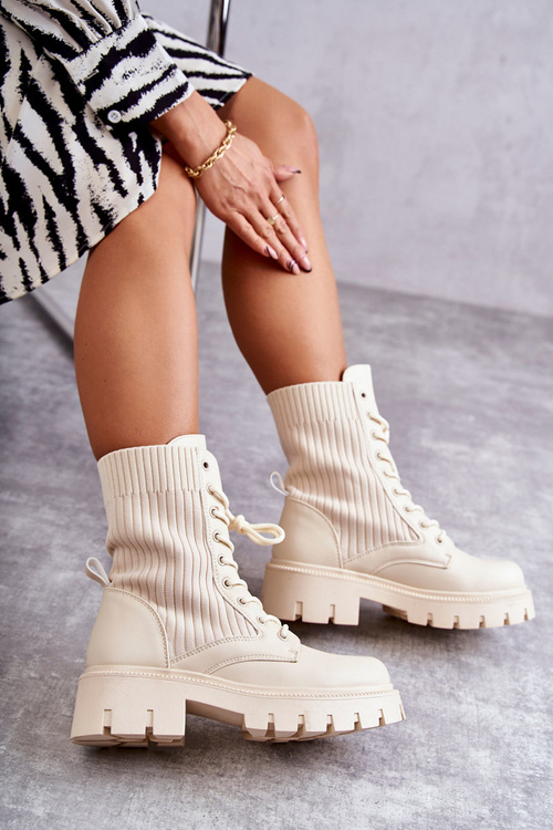 Dámske tašky s béžovými ponožkami