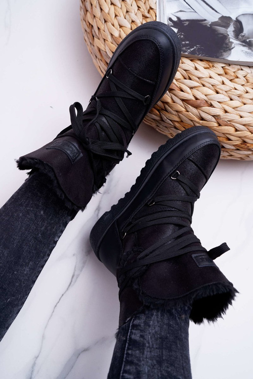 Dámske snehové topánky izolované čiernou fereni kožušinou