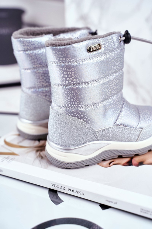 Detské snehové topánky izolované striebornou vlnou Felini