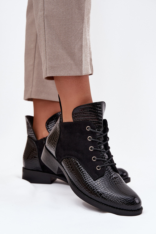 Lakované dámske členkové topánky s dekoratívnym vtlačením izolované Vinceza 16477 Čierne