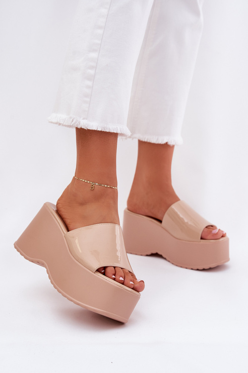 Lakovane Dámske Sandále Na Platforme A Klíne Béžové Nellevia
