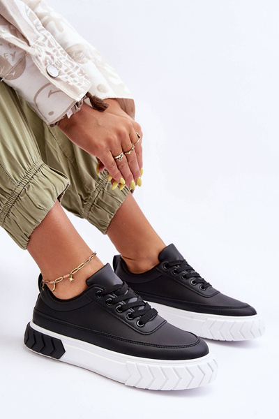 Klasické športové topánky na čiernej a bielej platforme Nannzie