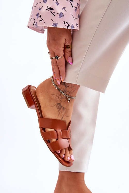 Camel Fendy Classic Leather Plippers