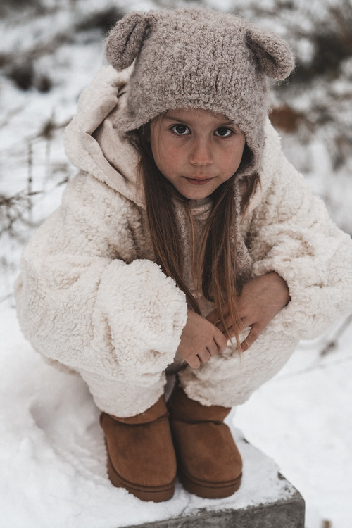 Detské snehové topánky izolované ťavou Nallita