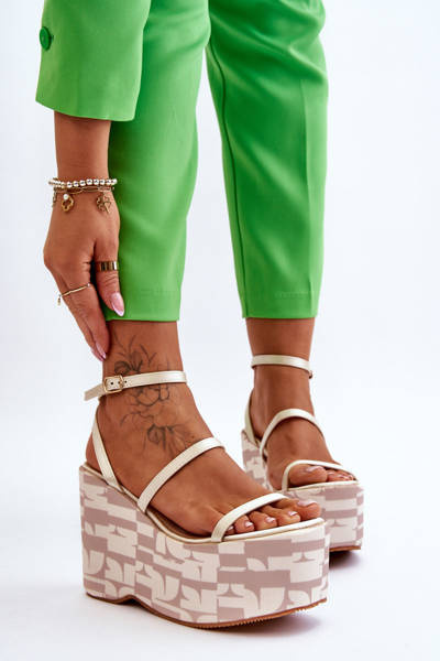 Módne klinové sandále s béžovými vzormi Claria