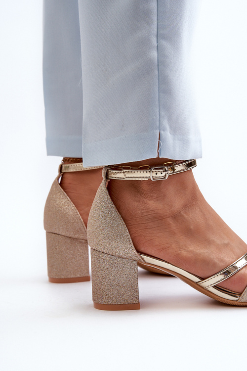 Dámske brokátové sandále na nízkom opätku zlaté Ploemis