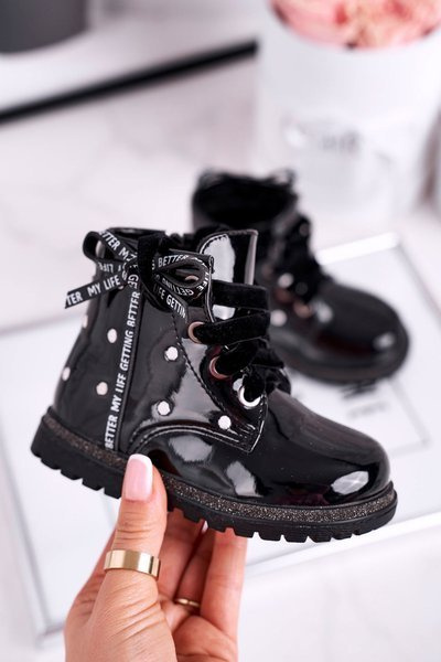 Maľované detské topánky izolované čierne esej