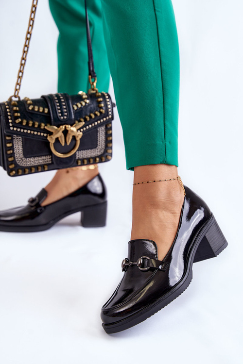 Kožené čerpadlá na stĺpe s čiernou dekoráciou Semila