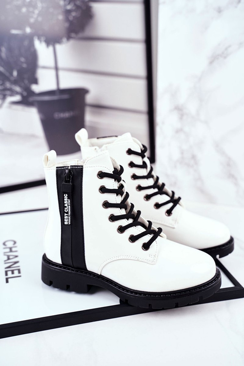 Detské topánky izolované zipsom lakovaným bielym sokolom