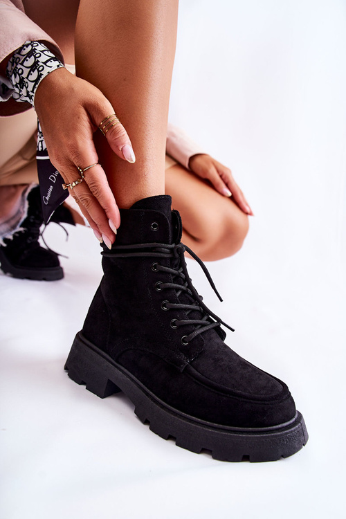 Dámske semišové topánky zviazané čiernou vanitou