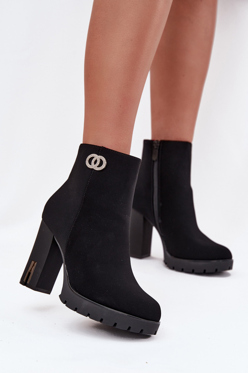 Zateplené dámske členkové topánky na podpätku s ozdobným detailom čierne Vessara