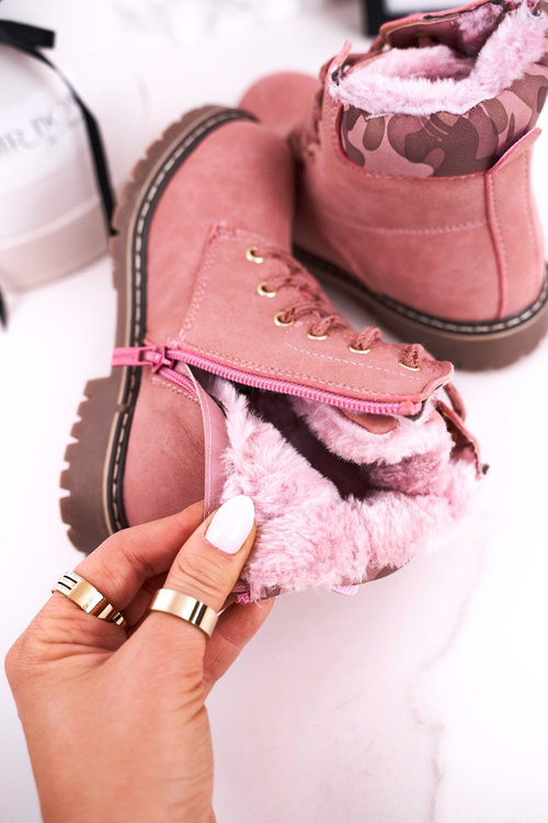 Detské topánky izolované ružovou kožušinou v Londýne