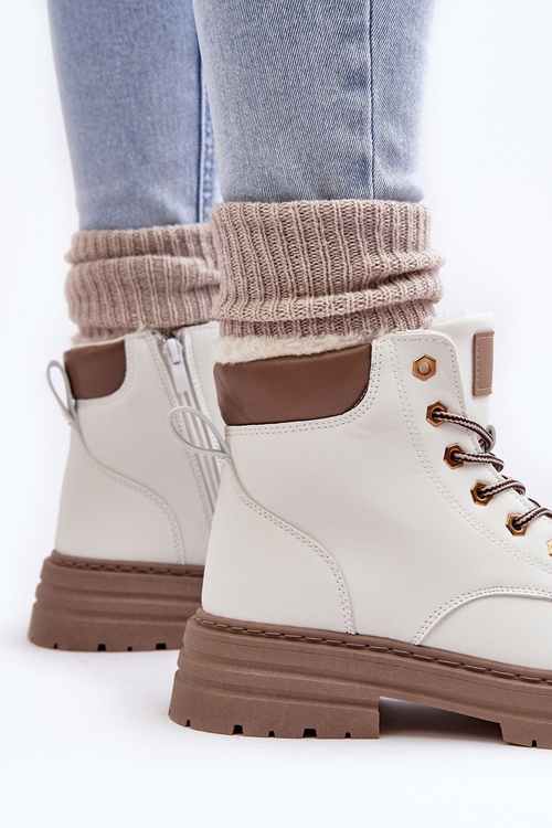 Dámska kožušina izolovaná bielym fenanovým kožušinou