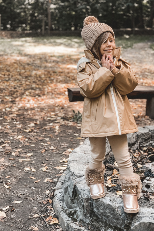 Detské snehové topánky izolované kožušinovým ružovým zlatom bonni