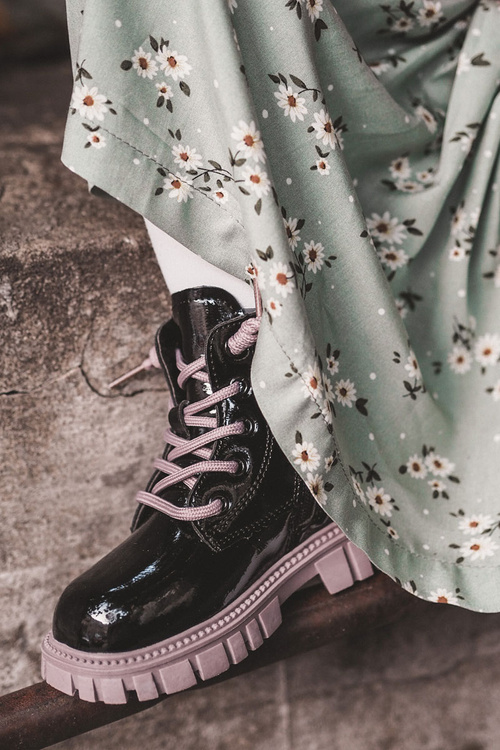 Maľované izolované čierne a fialové topánky