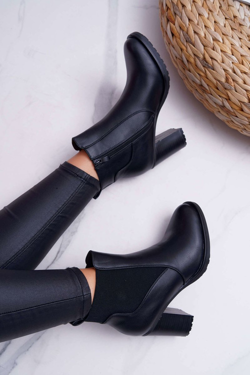 Dámske topánky na stĺpiku s čiernym milovaným hradom