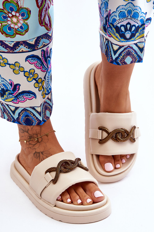 Dámske béžové flip -flops s dekoráciou