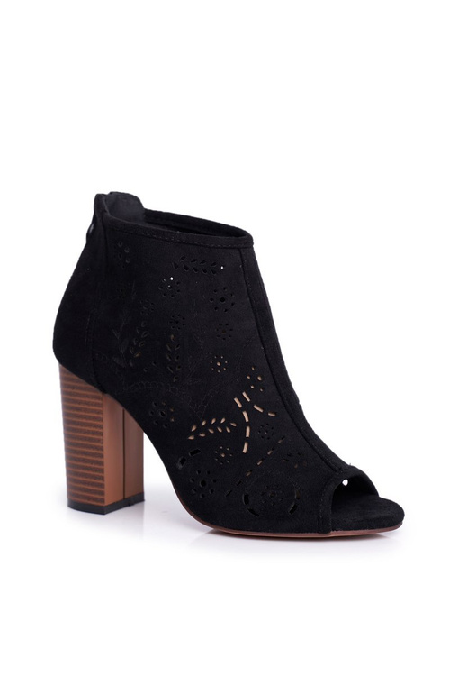 Dámske topánky na stĺpe semišovej otvorenej časti čierneho papillonu