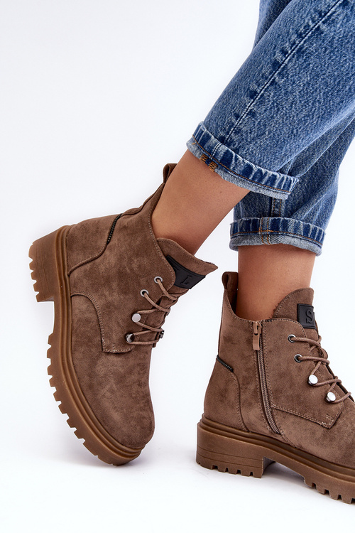 Nízke dámske topánky izolované tmavou Cameronia