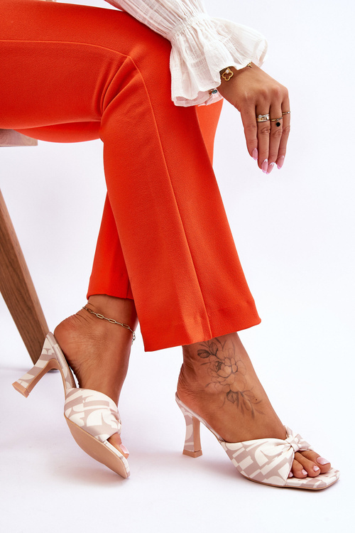 Módne vysoké podpätky v tlačenej béžovej florii