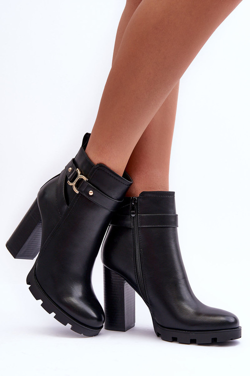 Čierne topánky na kožené topánky na vysokom stĺpiku