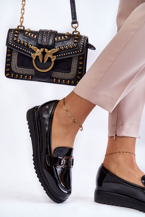 Maľované mokasíry na plošine čiernej priepasti