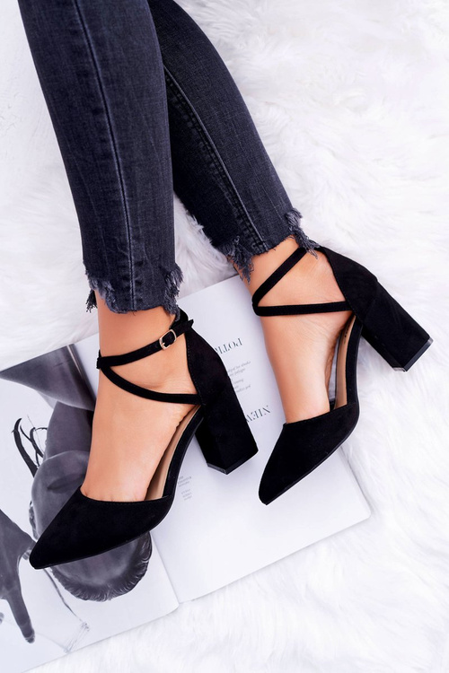 Dámske čerpadlá na čiernom čiernom stĺpiku