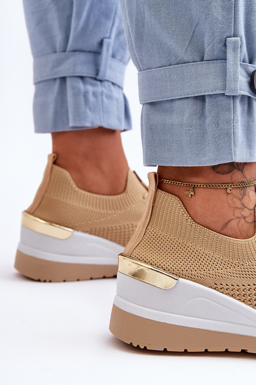 Materiál sa vysúva športové topánky na klinoch béžovej visconti