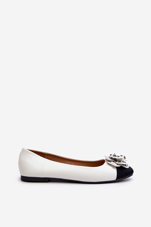 Dámske balerínky z eko kože s ozdobným detailom Biele Divinella