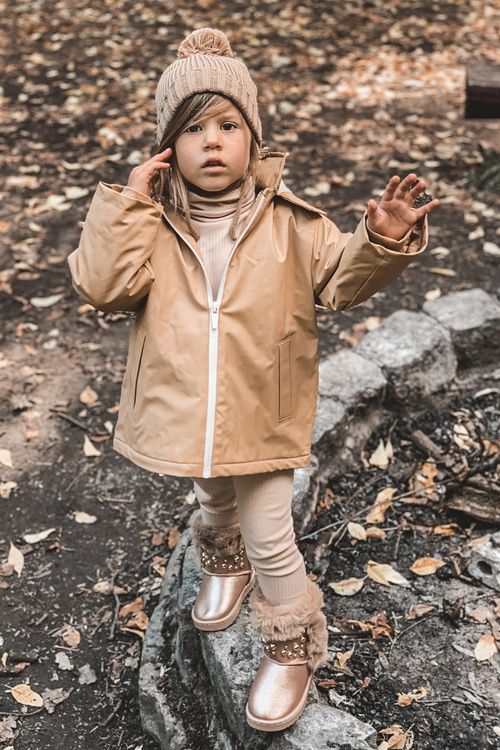 Detské snehové topánky izolované kožušinovým ružovým zlatom bonni