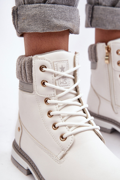 Dámske kožené izolované topánky v bielej katalis