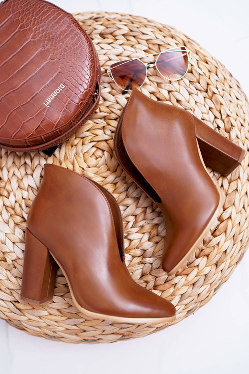 Dámske topánky na stĺpike vložené s hnedými výrezmi mantany