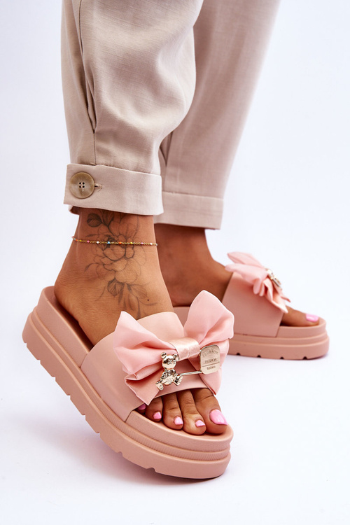 Papuče s lukom a dekoratívnym medvedíkom, svetlo ružovým suzy