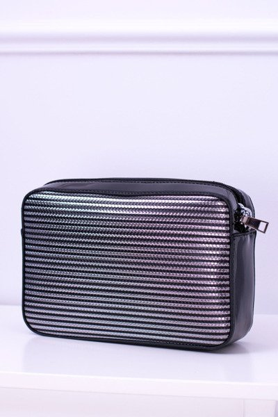 Čierna lakovaná dámska kabelka sa nebála