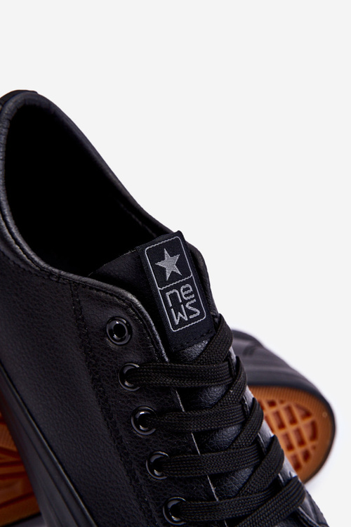 Pánska koža zviazaná klasické čierne tenisky