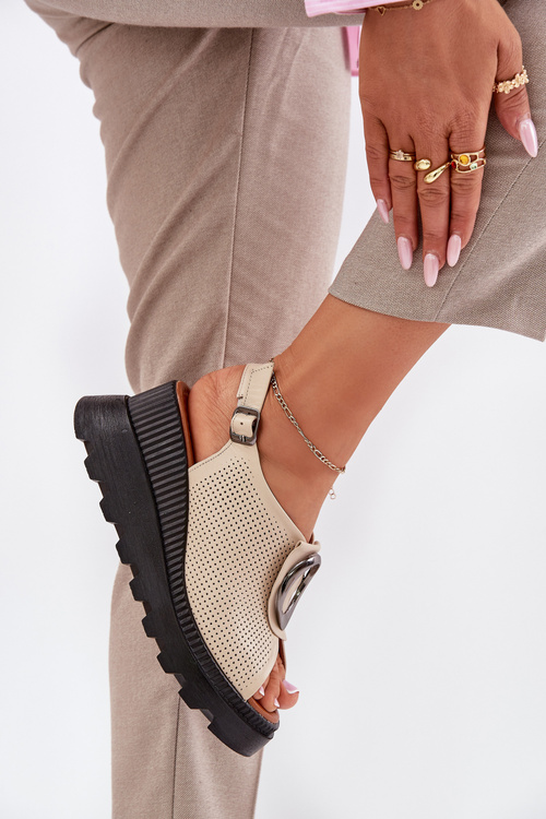 Dámske Kožené Sandále Na Klíne S Ozdobou Béžové Artiker 56C0111