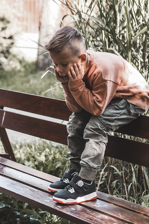 Detské kožené športové športy čierna a červená marisa