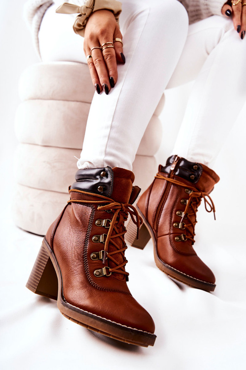 Topánky na stĺpikovi izolovanom ťavom charis