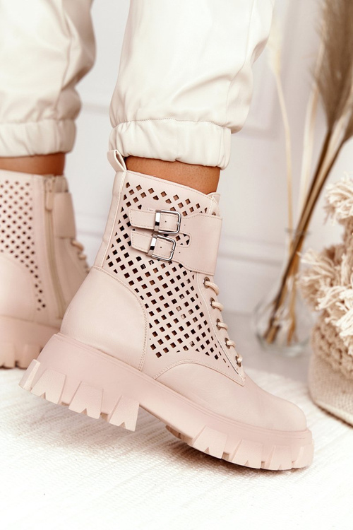 Openwork roboti pracovníci na fúkanej béžovej platforme