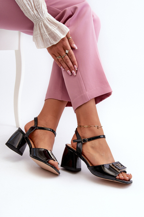 Elegantné lakované sandále na opätku s ozdobou Čierne D&A MR38-202